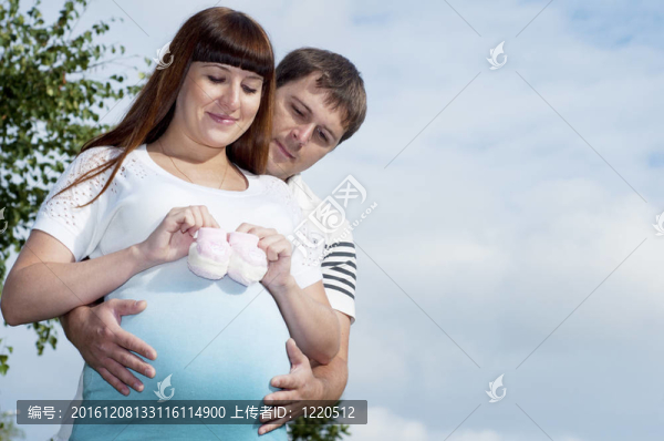 男子和孕婦在公園擁抱
