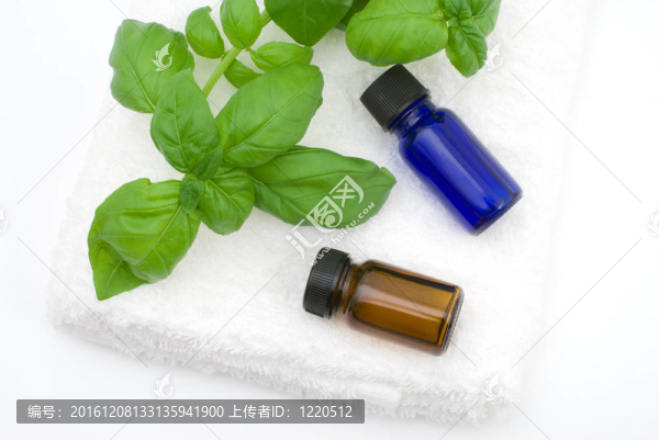 白毛巾上的精油