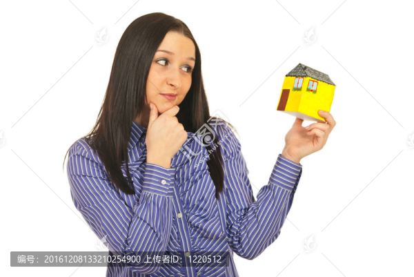 憂郁的女人抱著小房子