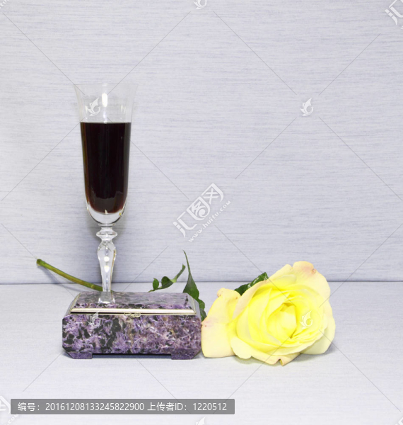 一杯酒；一cacket和黃玫瑰