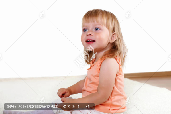 工作室小女孩繪畫