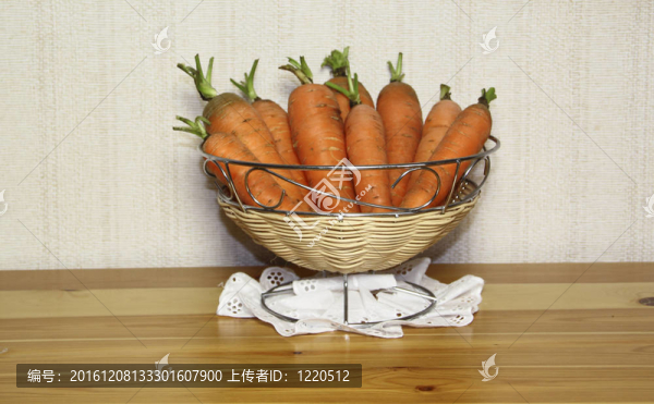桌上花瓶里的胡蘿卜