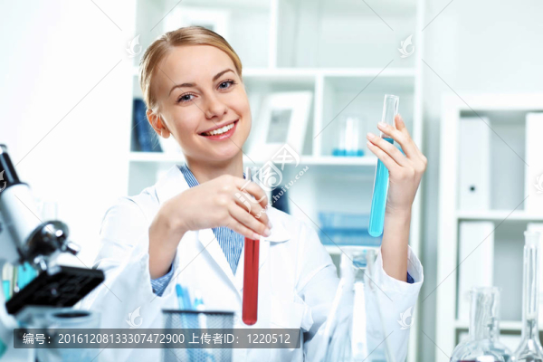 在實(shí)驗(yàn)室工作的年輕科學(xué)家