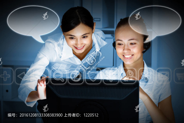 年輕女士在商務(wù)服和耳機(jī)