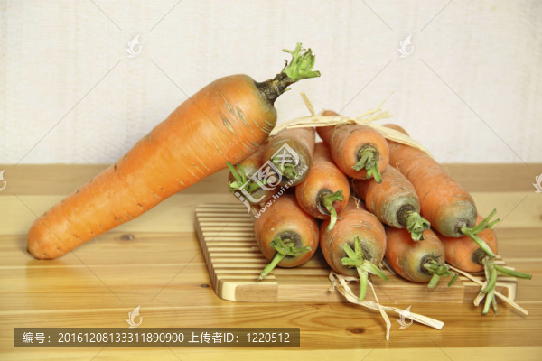 桌上的竹板上的新鮮胡蘿卜