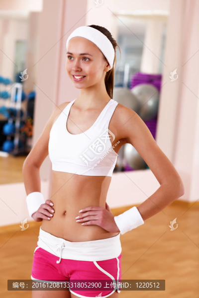 年輕女子在健身房做運動