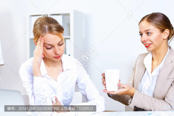 在工作場所有感冒和流感的人
