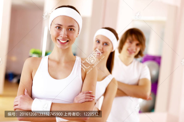 年輕女子在健身房做運(yùn)動(dòng)