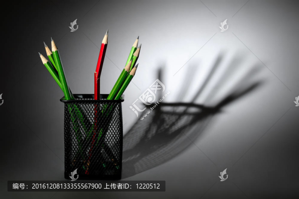 寂寞概念-一只破碎的鉛筆和新鉛筆在杯子里