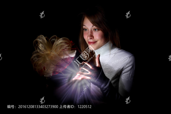 年輕女子讀魔法書