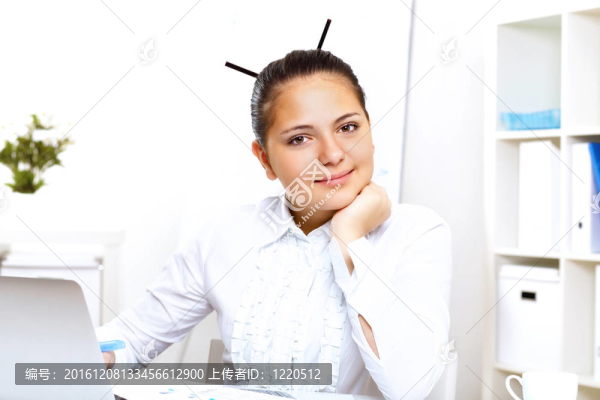 年輕漂亮的女人在上班時(shí)上班