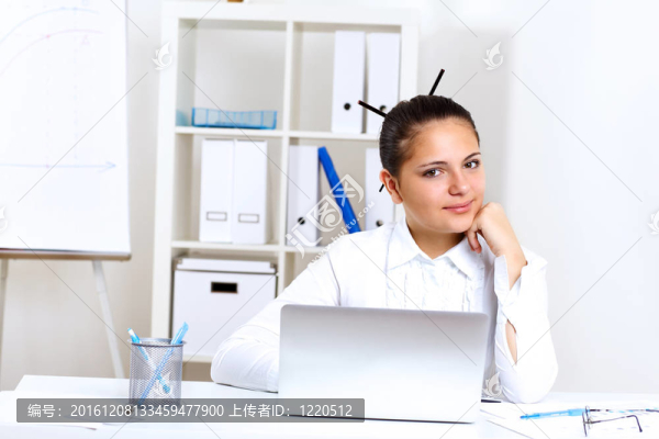 年輕漂亮的女人在上班時上班