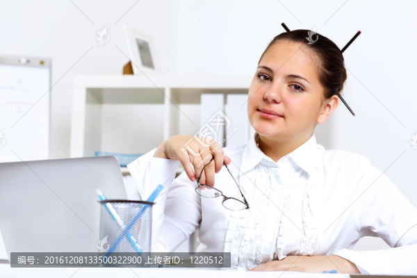 年輕漂亮的女人在上班時(shí)上班