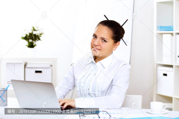 年輕漂亮的女人在上班時上班