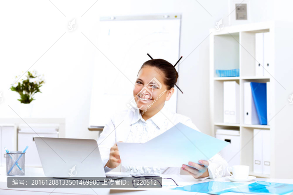 年輕漂亮的女人在上班時(shí)上班