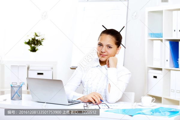 年輕漂亮的女人在上班時(shí)上班
