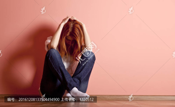 悲傷少女在地板附近墻。