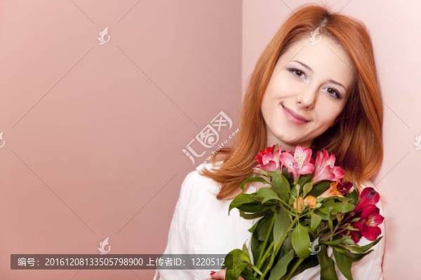 紅發(fā)女孩與花的室內(nèi)。
