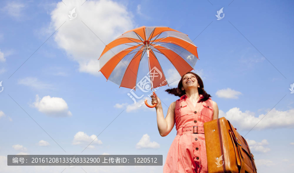 黑發(fā)女巫用雨傘和行李箱