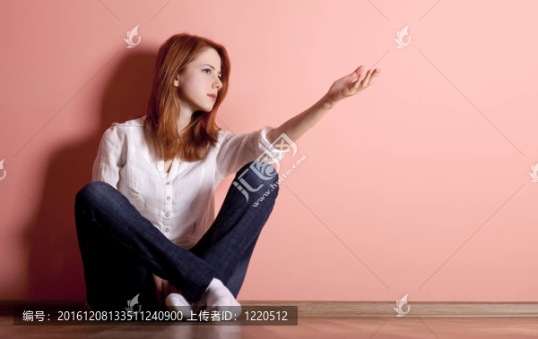 悲傷少女在地板附近墻。