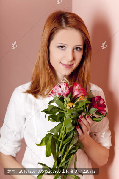 紅發(fā)女孩與花的室內(nèi)。