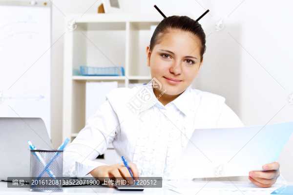 年輕漂亮的女人在上班時上班