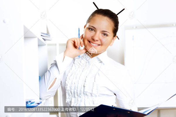 年輕漂亮的女人在上班時(shí)上班