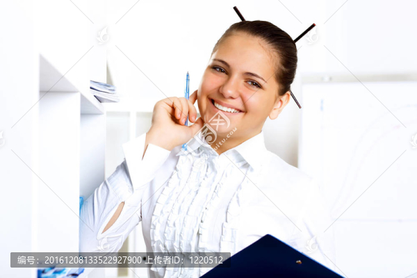 年輕漂亮的女人在上班時(shí)上班
