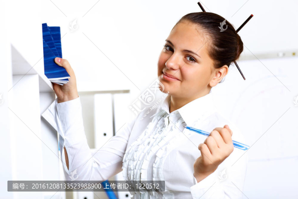 年輕漂亮的女人在上班時上班