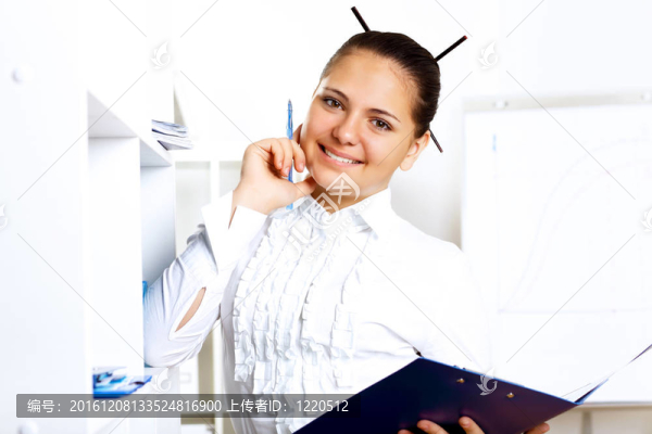 年輕漂亮的女人在上班時上班
