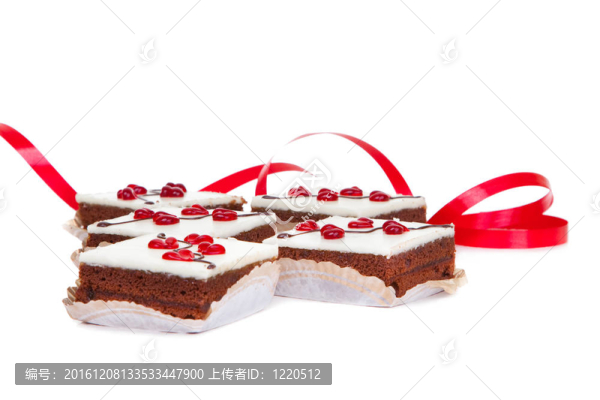 蛋糕的果凍心和紅絲帶對孤立的白色