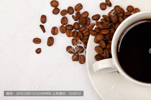 白咖啡杯和咖啡豆