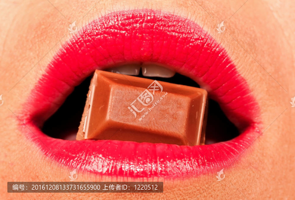 嘴唇紅巧克力的女人
