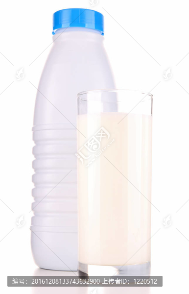 玻璃瓶和牛奶
