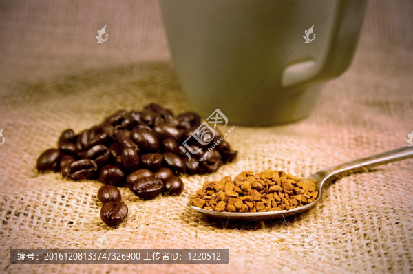咖啡豆和速溶咖啡和馬克杯