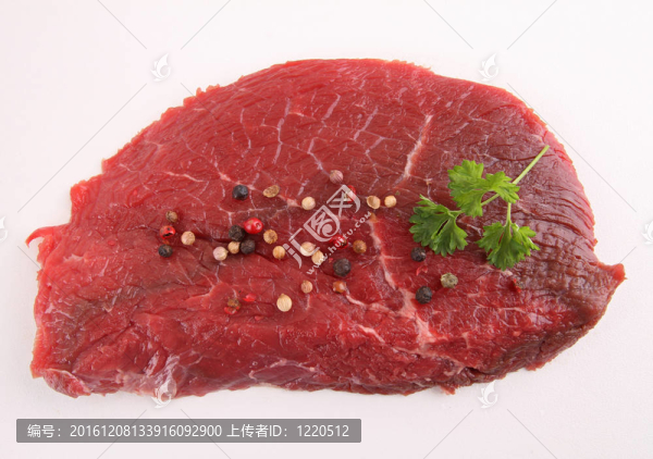 孤立的生牛排