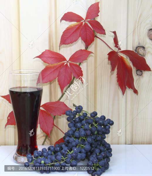 一杯葡萄酒和葡萄對紅樹葉和木