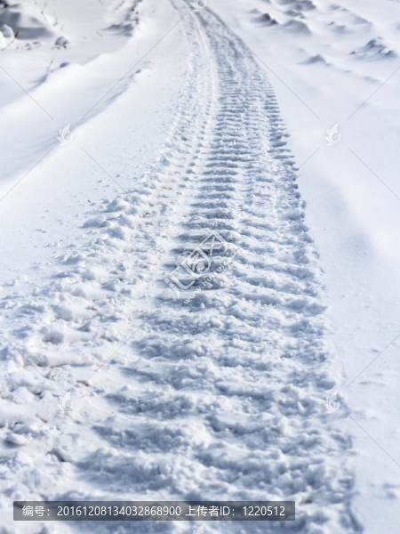 雪地上車(chē)輪的痕跡
