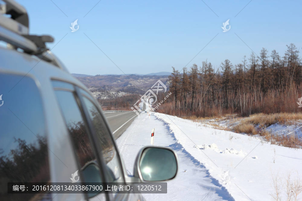 冬季道路上的汽車。