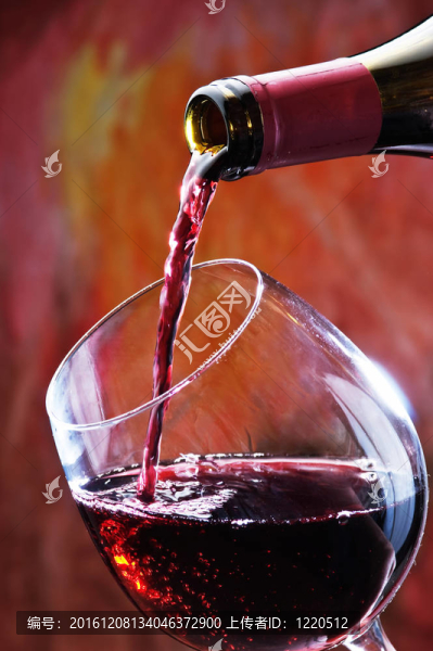紅酒倒入酒杯