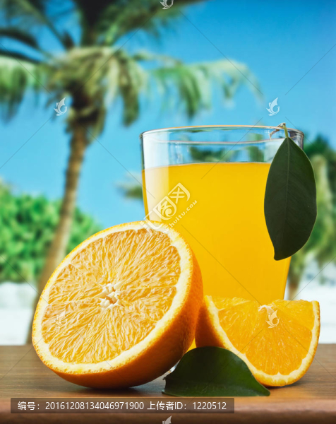 海灘上的橙汁