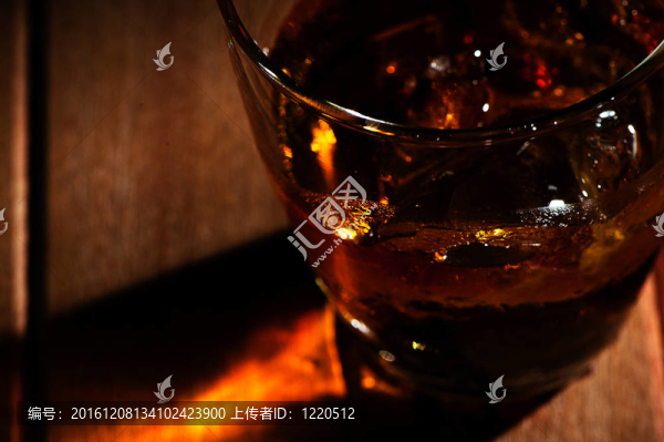 一杯威士忌加冰塊
