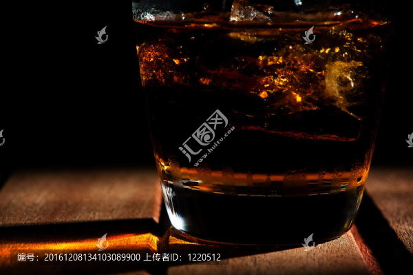 一杯威士忌加冰塊