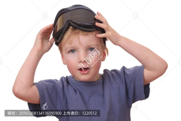 帶滑雪眼鏡的男孩