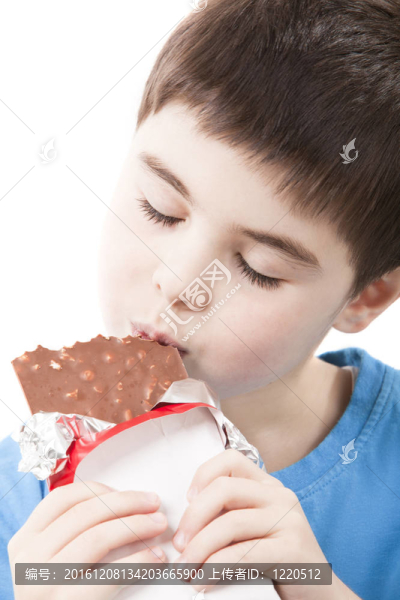 手里拿著巧克力的男孩