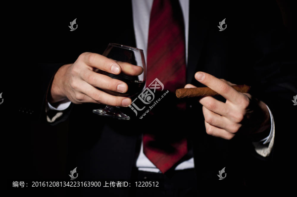 富有的人；拿著雪茄和威士忌