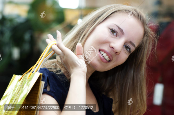 美麗的女人與購(gòu)物袋