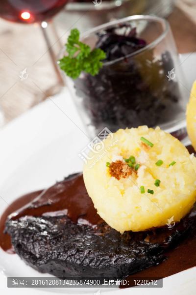 醋燜牛肉肉和土豆團子
