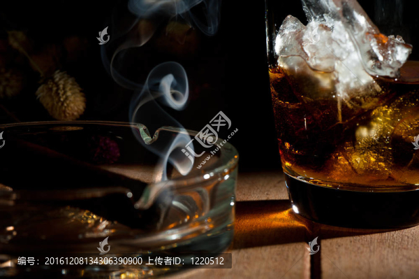 煙灰缸里的一杯威士忌和雪茄煙