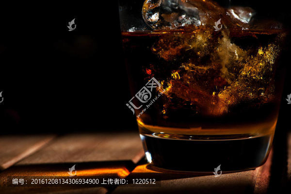 一杯威士忌加冰塊